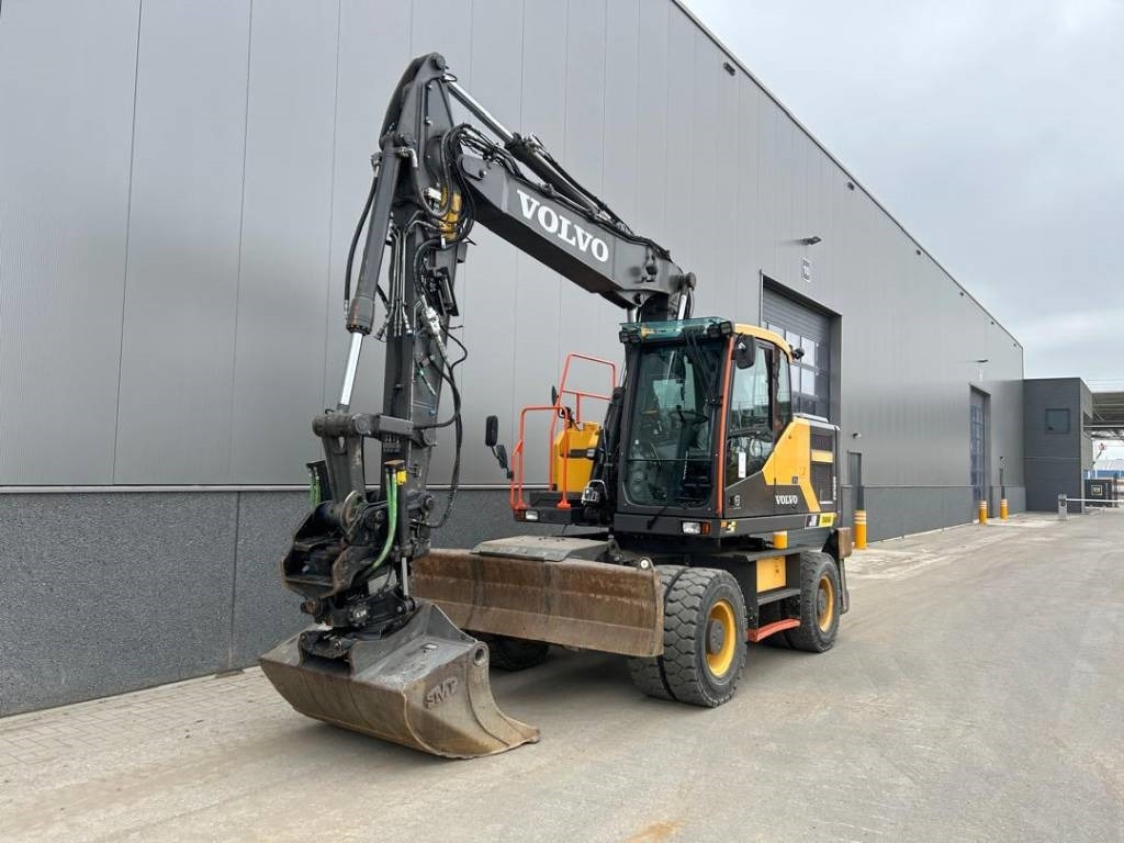 Volvo EW 160 E (Volvo dig assist trimble/Steelwrist) - Gumikerekes kotró: 2 kép. Volvo EW 160 E (Volvo dig assist trimble/Steelwrist) - Gumikerekes kotró: 2 kép.
