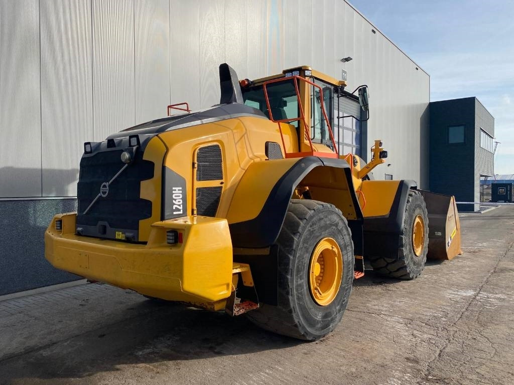 Volvo L 260 H (CDC + BSS) - Gumikerekes homlokrakodó: 5 kép. Volvo L 260 H (CDC + BSS) - Gumikerekes homlokrakodó: 5 kép.