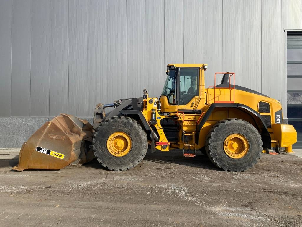 Volvo L 260 H (CDC + BSS) - Gumikerekes homlokrakodó: 1 kép. Volvo L 260 H (CDC + BSS) - Gumikerekes homlokrakodó: 1 kép.