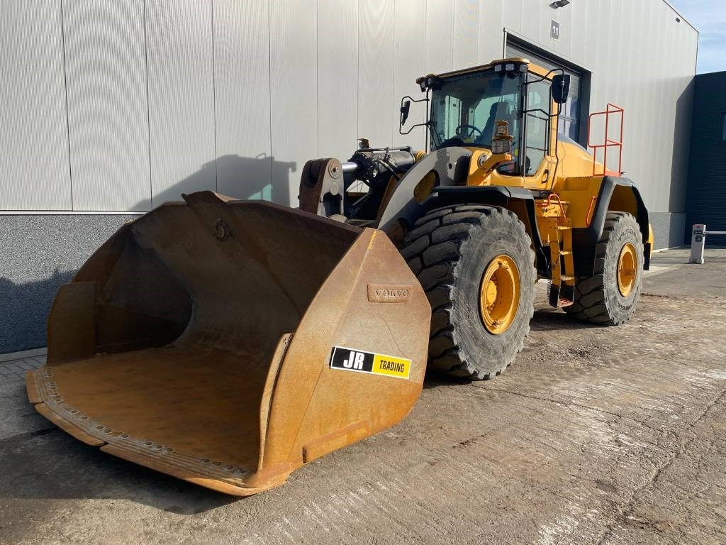 Volvo L 260 H (CDC + BSS)  - Gumikerekes homlokrakodó: 2 kép. Volvo L 260 H (CDC + BSS)  - Gumikerekes homlokrakodó: 2 kép.