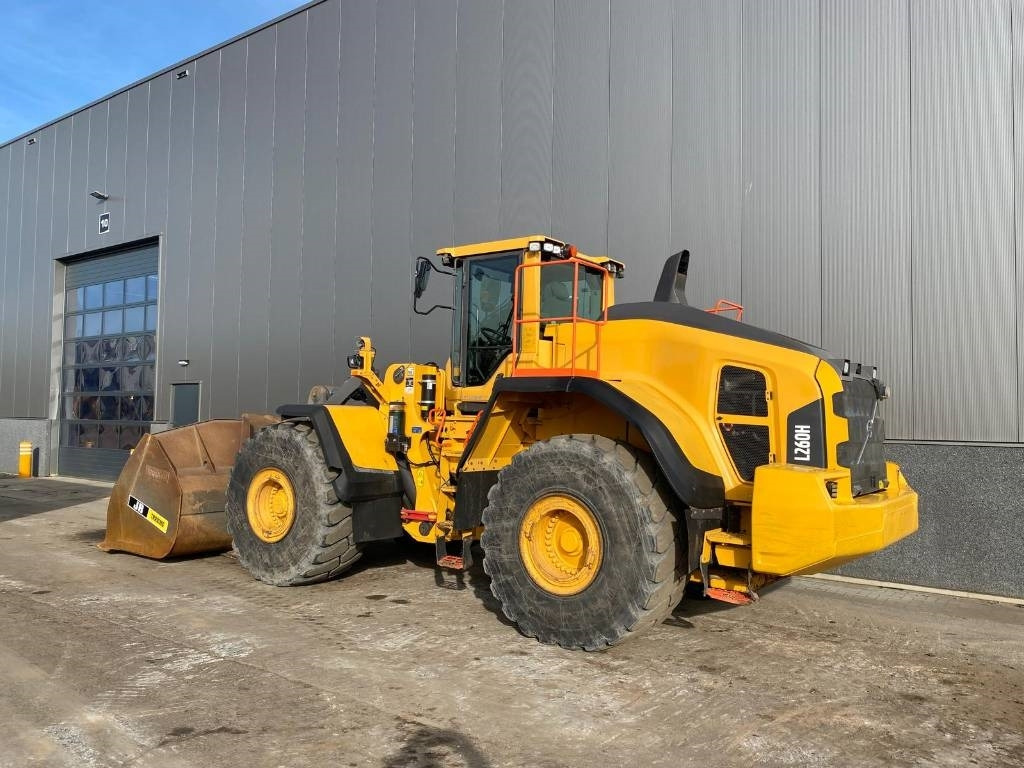 Volvo L 260 H (CDC + BSS) - Gumikerekes homlokrakodó: 3 kép. Volvo L 260 H (CDC + BSS) - Gumikerekes homlokrakodó: 3 kép.