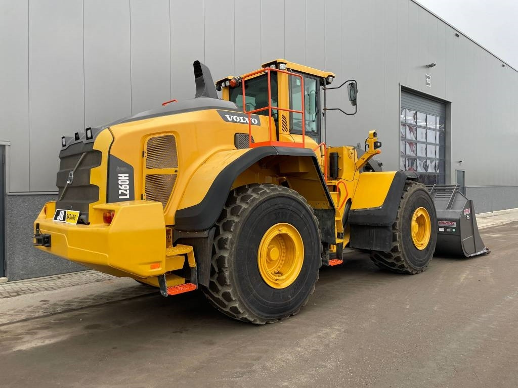 Volvo L 260 H - Gumikerekes homlokrakodó: 5 kép. Volvo L 260 H - Gumikerekes homlokrakodó: 5 kép.
