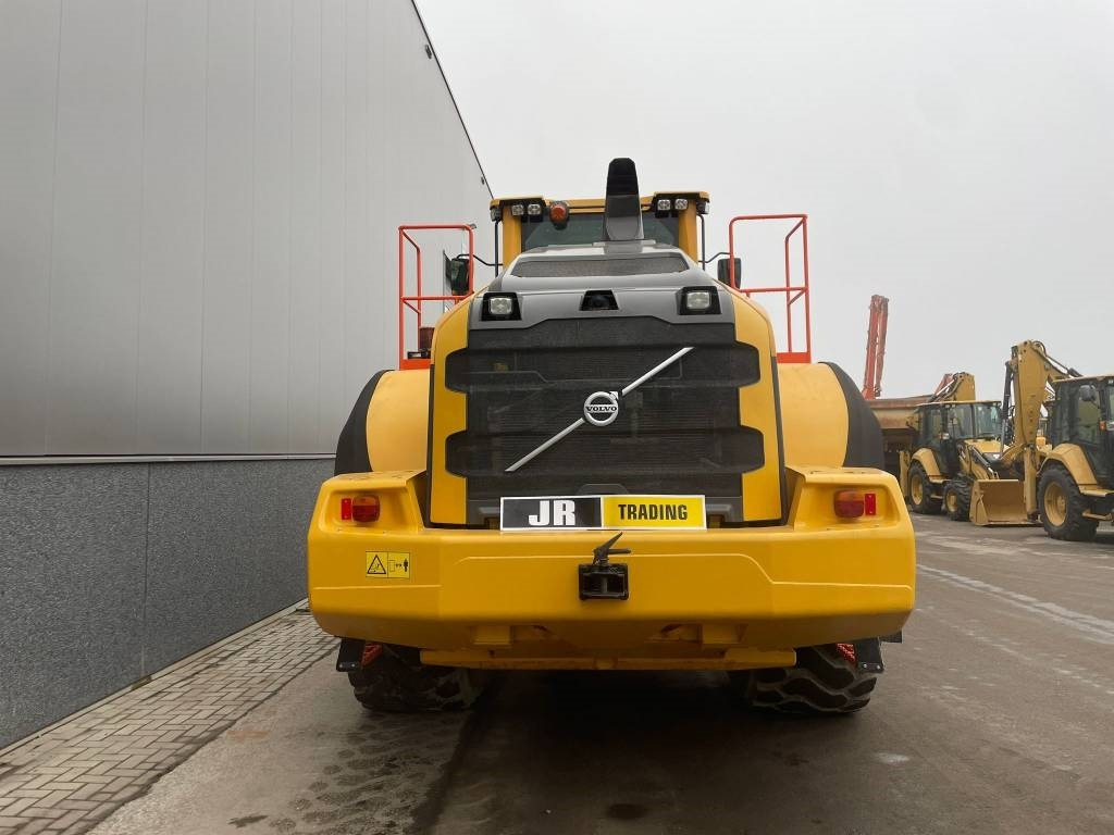 Volvo L 260 H - Gumikerekes homlokrakodó: 4 kép. Volvo L 260 H - Gumikerekes homlokrakodó: 4 kép.