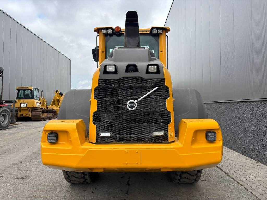 Volvo L 90 H (High tip + New tires)  - Gumikerekes homlokrakodó: 4 kép. Volvo L 90 H (High tip + New tires)  - Gumikerekes homlokrakodó: 4 kép.