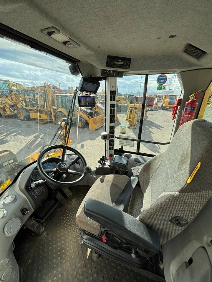 Volvo L 90 H (Under Preparation)  - Gumikerekes homlokrakodó: 5 kép. Volvo L 90 H (Under Preparation)  - Gumikerekes homlokrakodó: 5 kép.