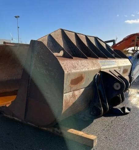 Volvo L350F Rock Bucket (Volvo) - Kanál - Építőipari gépek: 4 kép. Volvo L350F Rock Bucket (Volvo) - Kanál - Építőipari gépek: 4 kép.