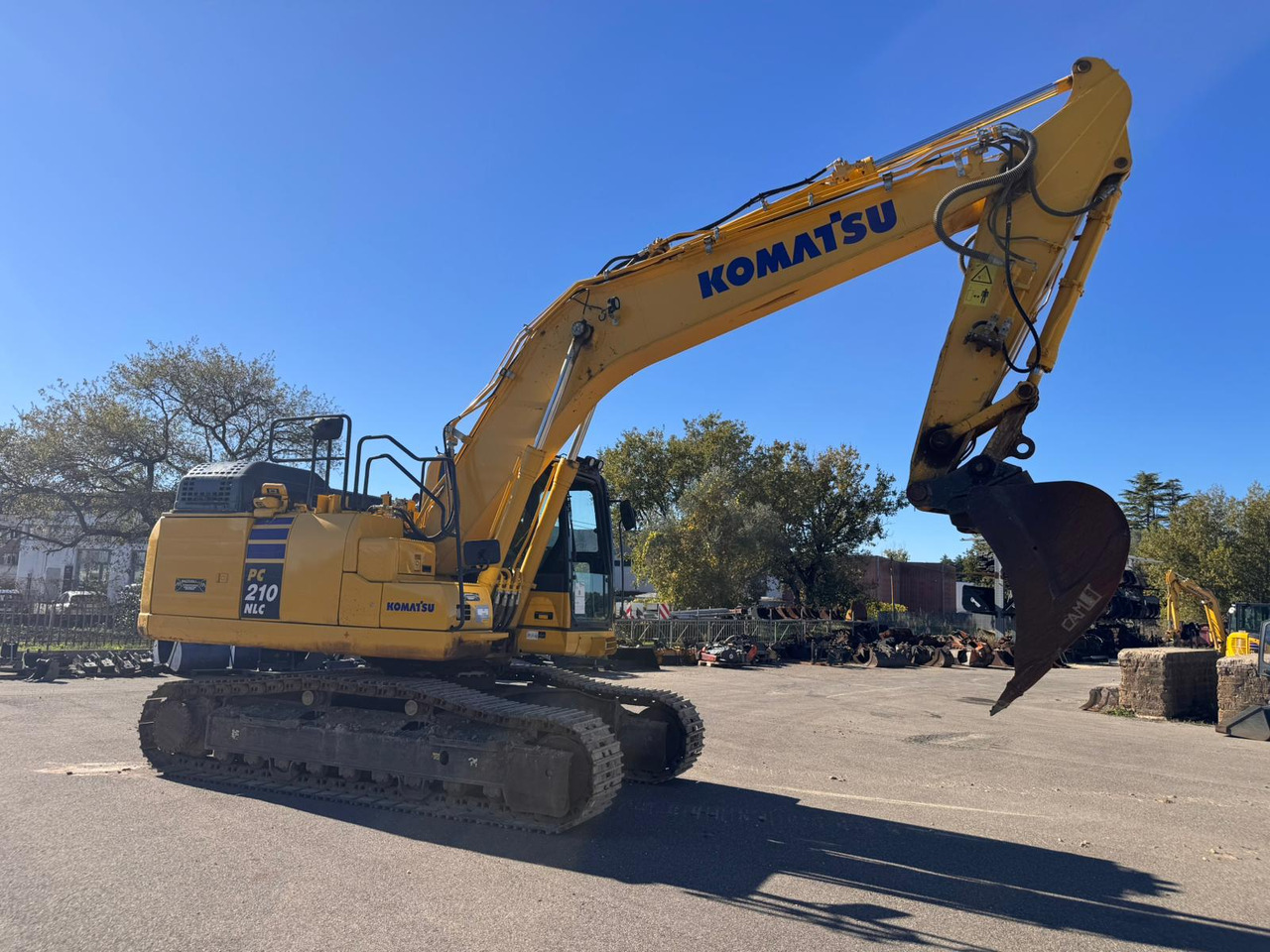 KOMATSU PC210 NLC-11 - Kotrógép: 1 kép. KOMATSU PC210 NLC-11 - Kotrógép: 1 kép.