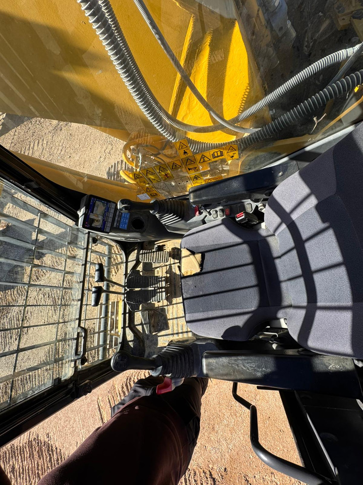 KOMATSU PC210 NLC-11 - Minikotró: 4 kép. KOMATSU PC210 NLC-11 - Minikotró: 4 kép.