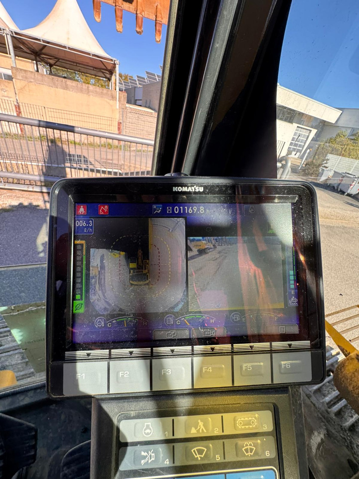 KOMATSU PC210 NLC-11 - Kotrógép: 3 kép. KOMATSU PC210 NLC-11 - Kotrógép: 3 kép.