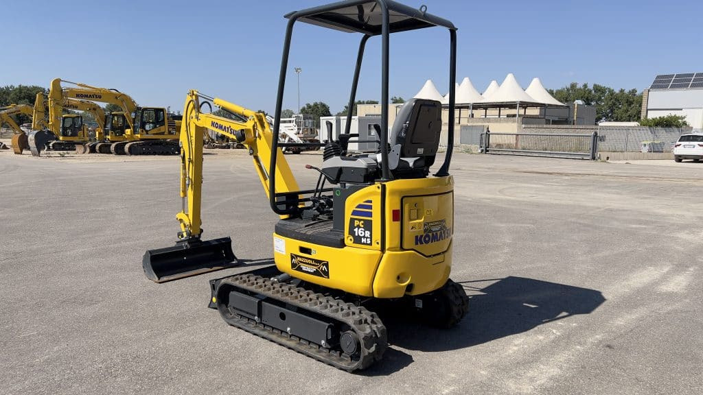 Komatsu PC16 R-3 HS - Minikotró: 5 kép. Komatsu PC16 R-3 HS - Minikotró: 5 kép.