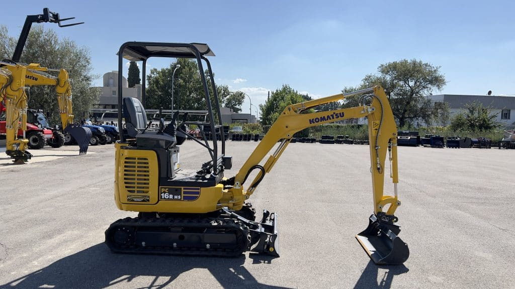 Komatsu PC16 R-3 HS - Minikotró: 2 kép. Komatsu PC16 R-3 HS - Minikotró: 2 kép.