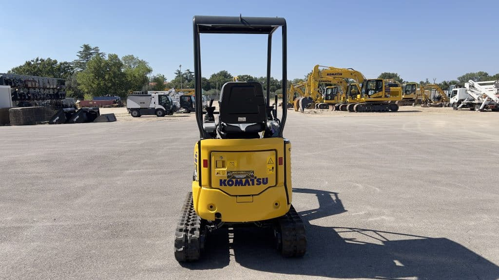 Komatsu PC16 R-3 HS - Minikotró: 4 kép. Komatsu PC16 R-3 HS - Minikotró: 4 kép.