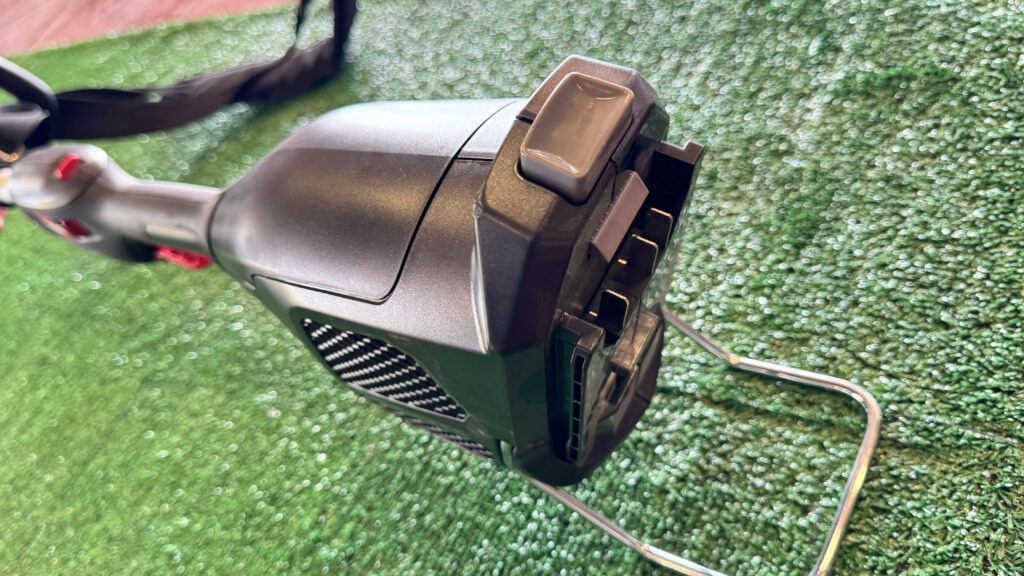 Toro – Decespugliatore a batteria serie REVOLUTION 66210T - Kerti fűkasza: 3 kép. Toro – Decespugliatore a batteria serie REVOLUTION 66210T - Kerti fűkasza: 3 kép.