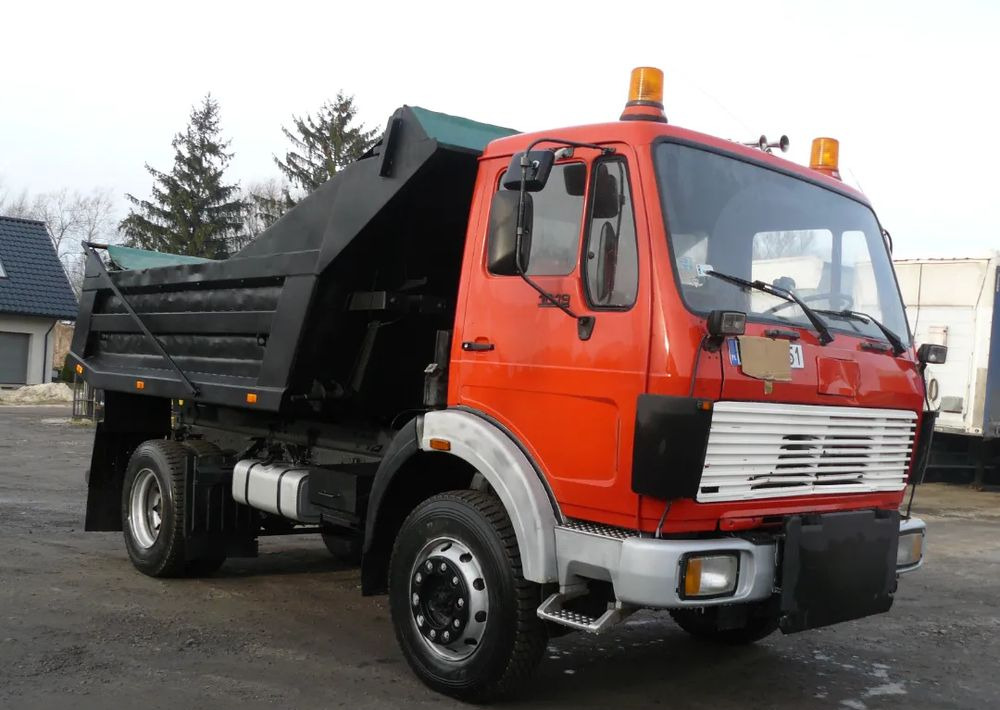 Mercedes-Benz 1019 - Billenőplatós teherautó: 2 kép. Mercedes-Benz 1019 - Billenőplatós teherautó: 2 kép.