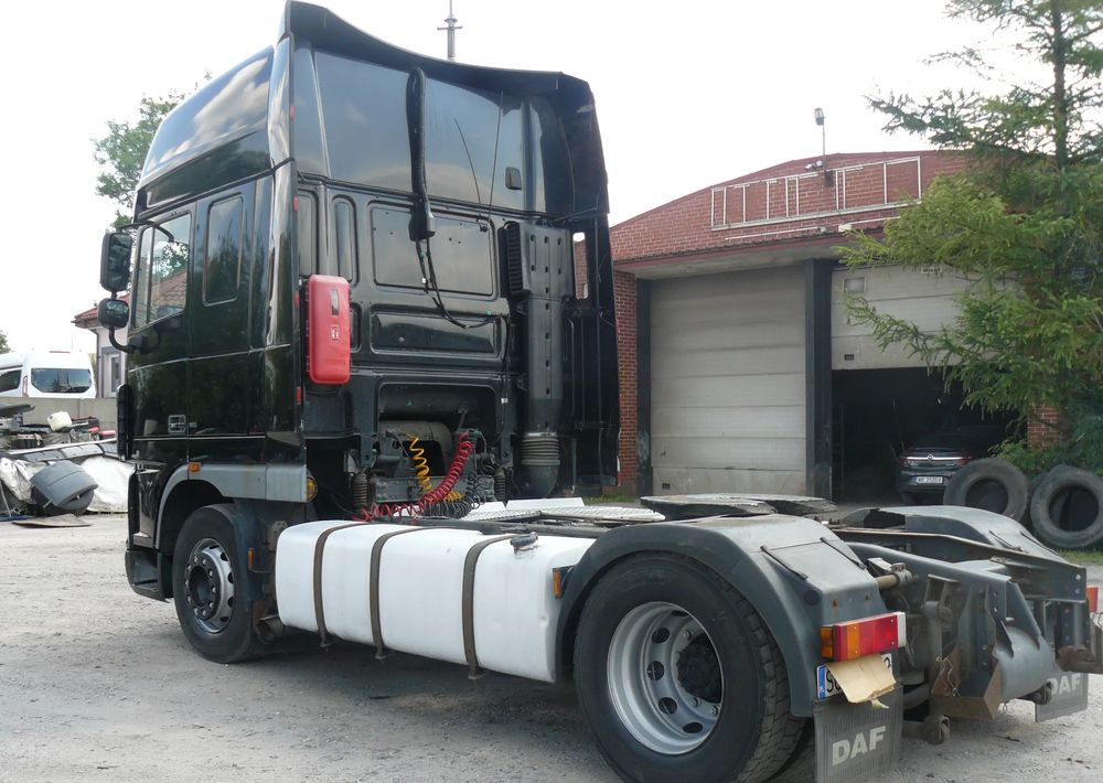DAF XF105 460 - Nyergesvontató: 4 kép. DAF XF105 460 - Nyergesvontató: 4 kép.