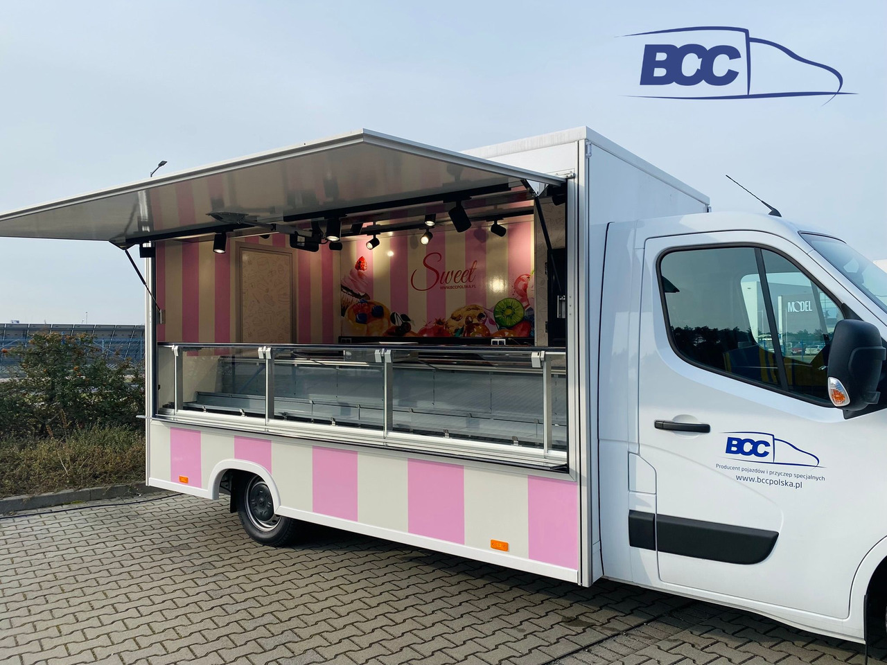 BCC POLSKA - FOOD TRUCK - MOBILNA LODZIARNIA, PEUGEOT BOXER - Büféautó: 2 kép. BCC POLSKA - FOOD TRUCK - MOBILNA LODZIARNIA, PEUGEOT BOXER - Büféautó: 2 kép.
