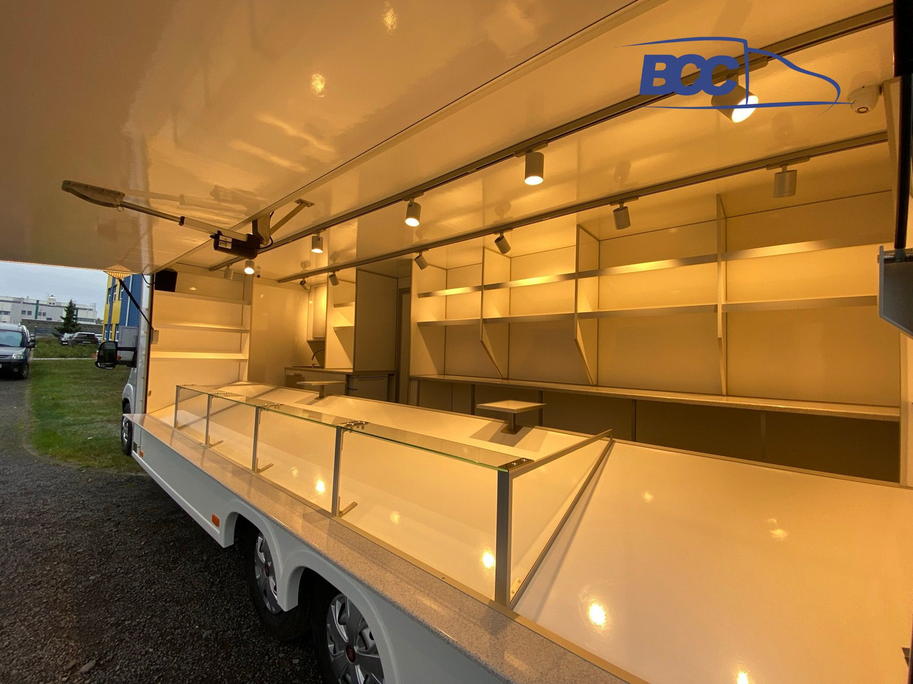 BCC POLSKA - FOOD TRUCK - MOBILNY SKLEP SPOŻYWCZY, AUTO SKLEP SPOŻYWCZY - PEUGEOT BOXER - Büféautó: 2 kép. BCC POLSKA - FOOD TRUCK - MOBILNY SKLEP SPOŻYWCZY, AUTO SKLEP SPOŻYWCZY - PEUGEOT BOXER - Büféautó: 2 kép.