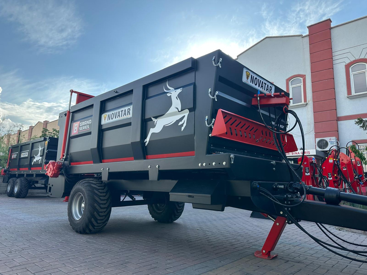 Novatar Manure Spreader 6 m3 - Szervestrágyaszóró: 2 kép. Novatar Manure Spreader 6 m3 - Szervestrágyaszóró: 2 kép.