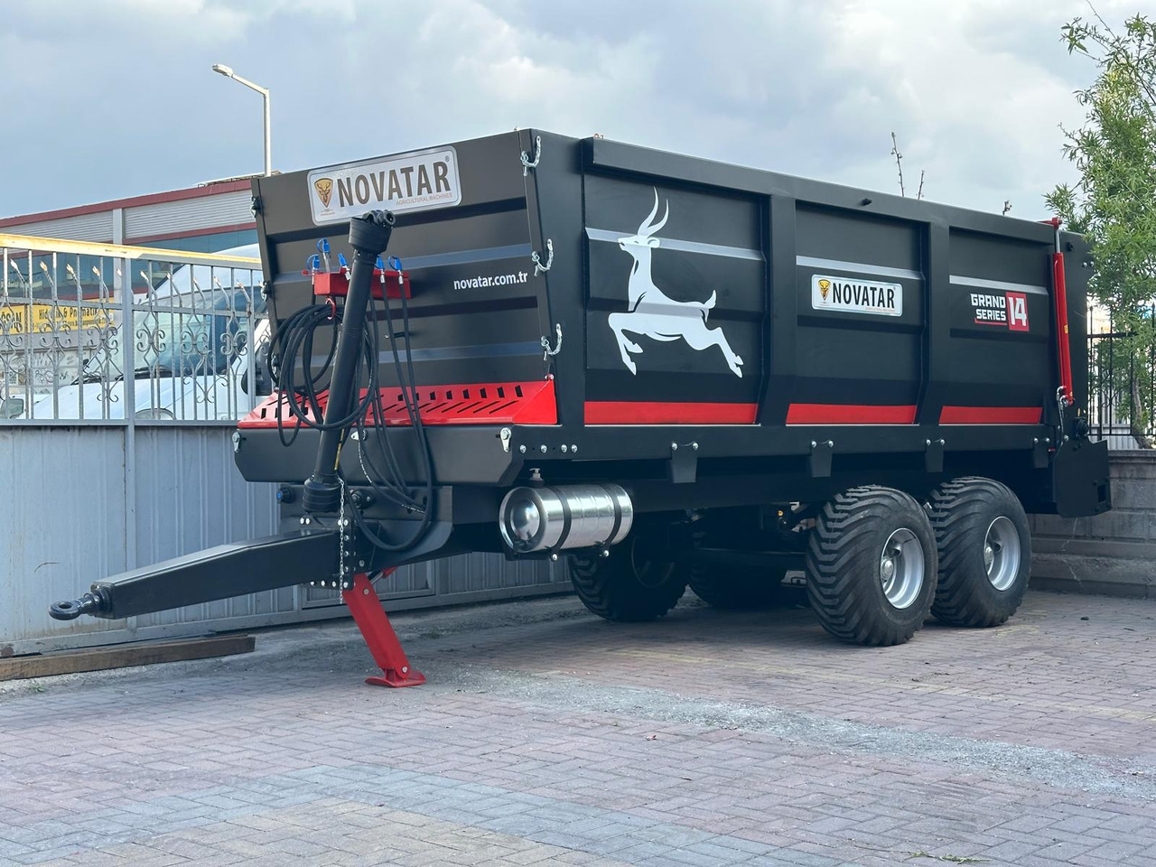 Novatar Manure Spreader Trailer 10 M3 - Szervestrágyaszóró: 2 kép. Novatar Manure Spreader Trailer 10 M3 - Szervestrágyaszóró: 2 kép.