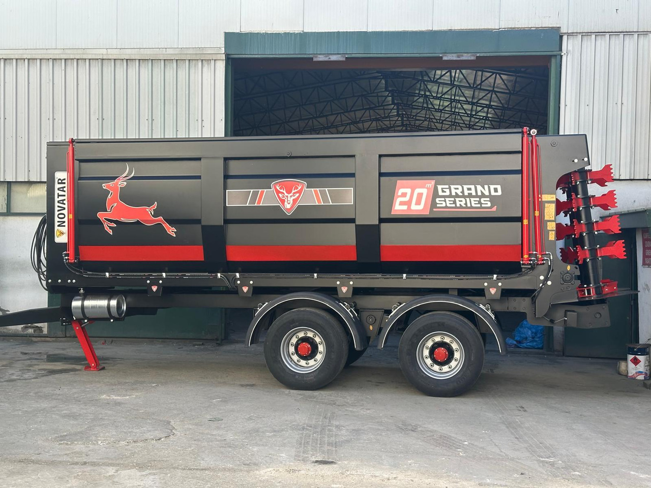 Novatar Manure Spreader Trailer 20 M3 - Szervestrágyaszóró: 3 kép. Novatar Manure Spreader Trailer 20 M3 - Szervestrágyaszóró: 3 kép.