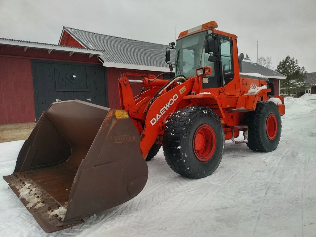 Daewoo 200-V Mega - Gumikerekes homlokrakodó: 1 kép. Daewoo 200-V Mega - Gumikerekes homlokrakodó: 1 kép.