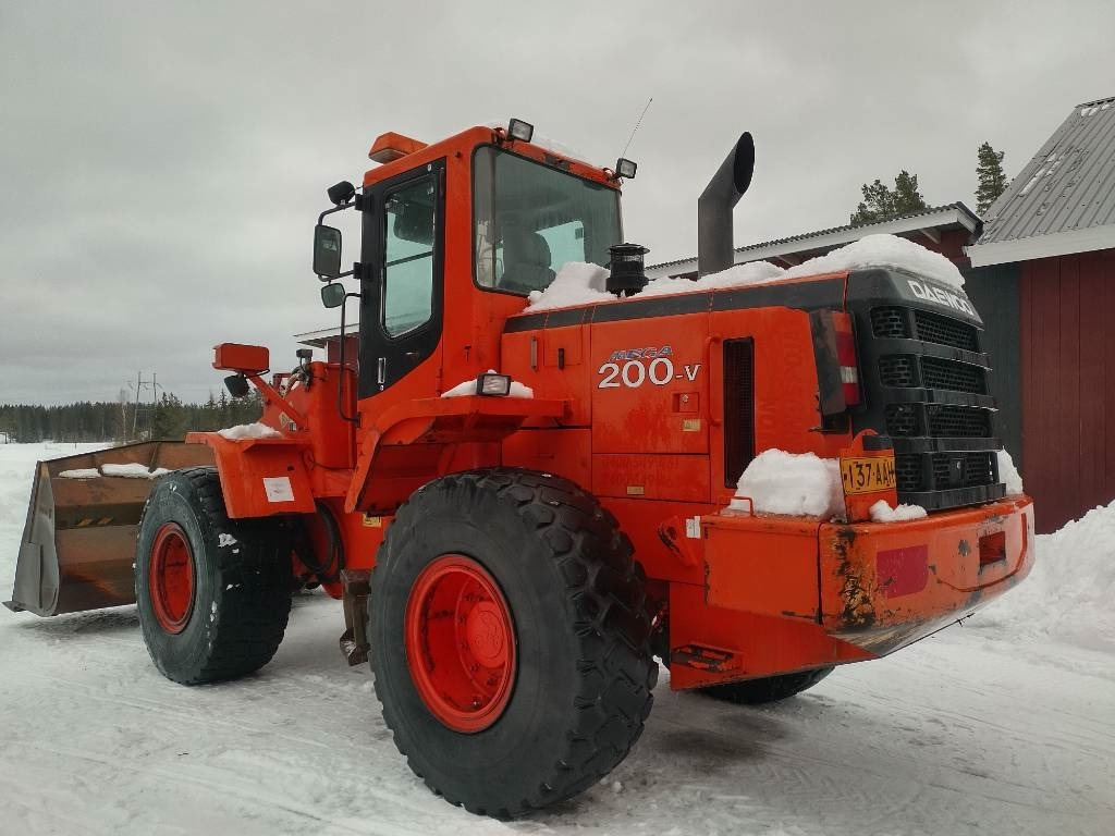 Daewoo 200-V Mega - Gumikerekes homlokrakodó: 4 kép. Daewoo 200-V Mega - Gumikerekes homlokrakodó: 4 kép.