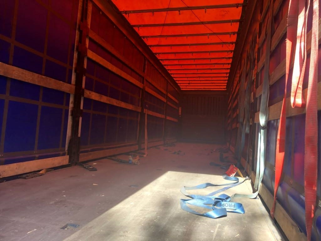 Krone vyökapellikärry - Ponyvás félpótkocsi: 3 kép. Krone vyökapellikärry - Ponyvás félpótkocsi: 3 kép.