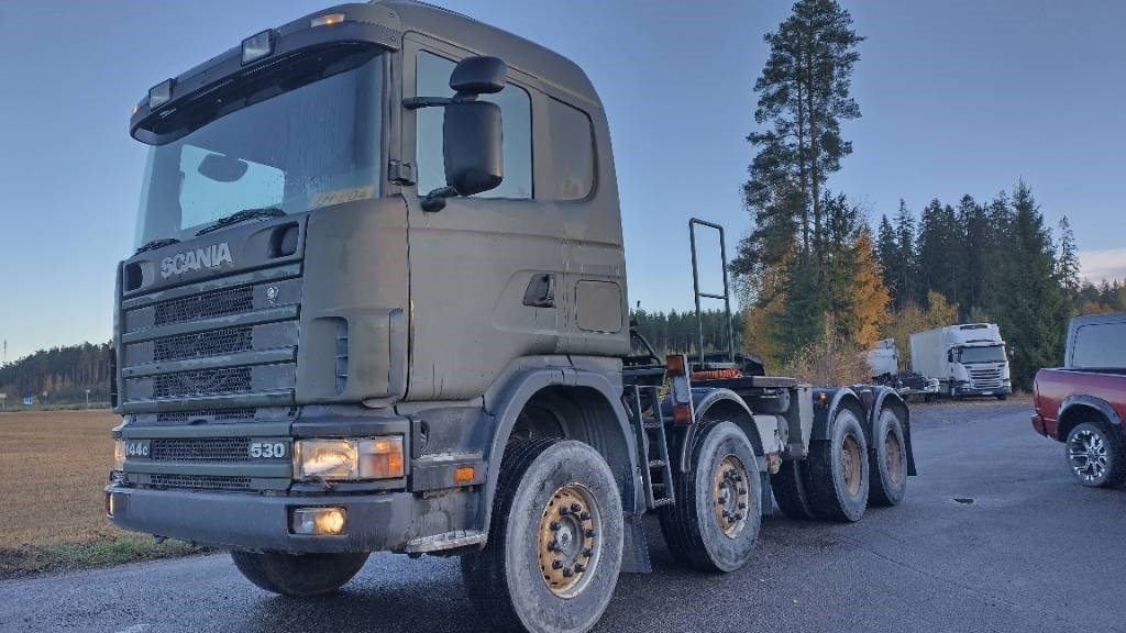 Scania R144 530 8x4 RASKASVETURI - Nyergesvontató: 2 kép. Scania R144 530 8x4 RASKASVETURI - Nyergesvontató: 2 kép.
