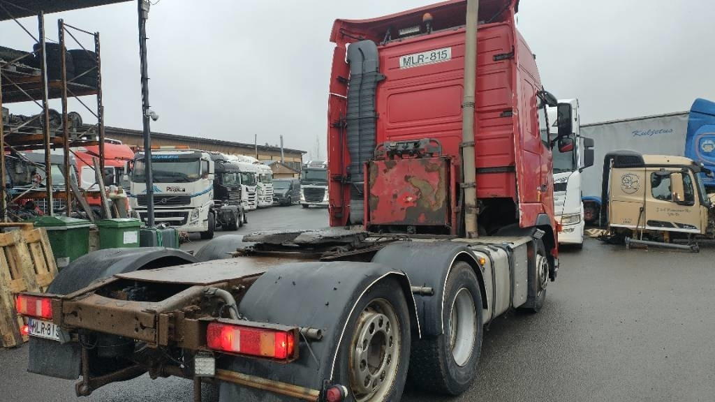 Volvo FH480 6x2 takateli veturi, hydrauliikka,manuaali - Nyergesvontató: 2 kép. Volvo FH480 6x2 takateli veturi, hydrauliikka,manuaali - Nyergesvontató: 2 kép.