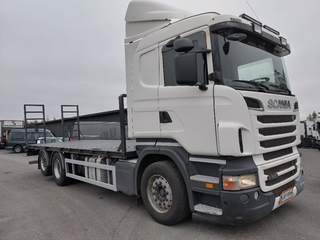 Scania R560 6x2 täysilmaj.uusi koneenkuljetusritilä - Platós teherautó: 1 kép. Scania R560 6x2 täysilmaj.uusi koneenkuljetusritilä - Platós teherautó: 1 kép.
