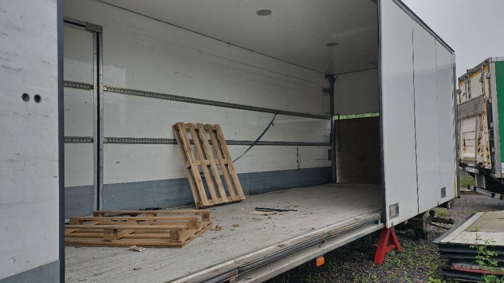 VAK 7,5m kokosivuauk kori+pl-nostin - Doboz felépitmény: 4 kép. VAK 7,5m kokosivuauk kori+pl-nostin - Doboz felépitmény: 4 kép.