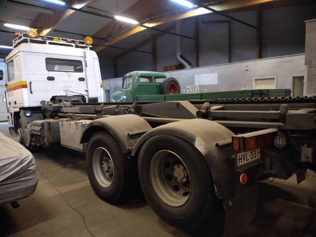 Volvo F12 6x2 ketjulaitteilla, Museointiin - Konténerszállító: 5 kép. Volvo F12 6x2 ketjulaitteilla, Museointiin - Konténerszállító: 5 kép.