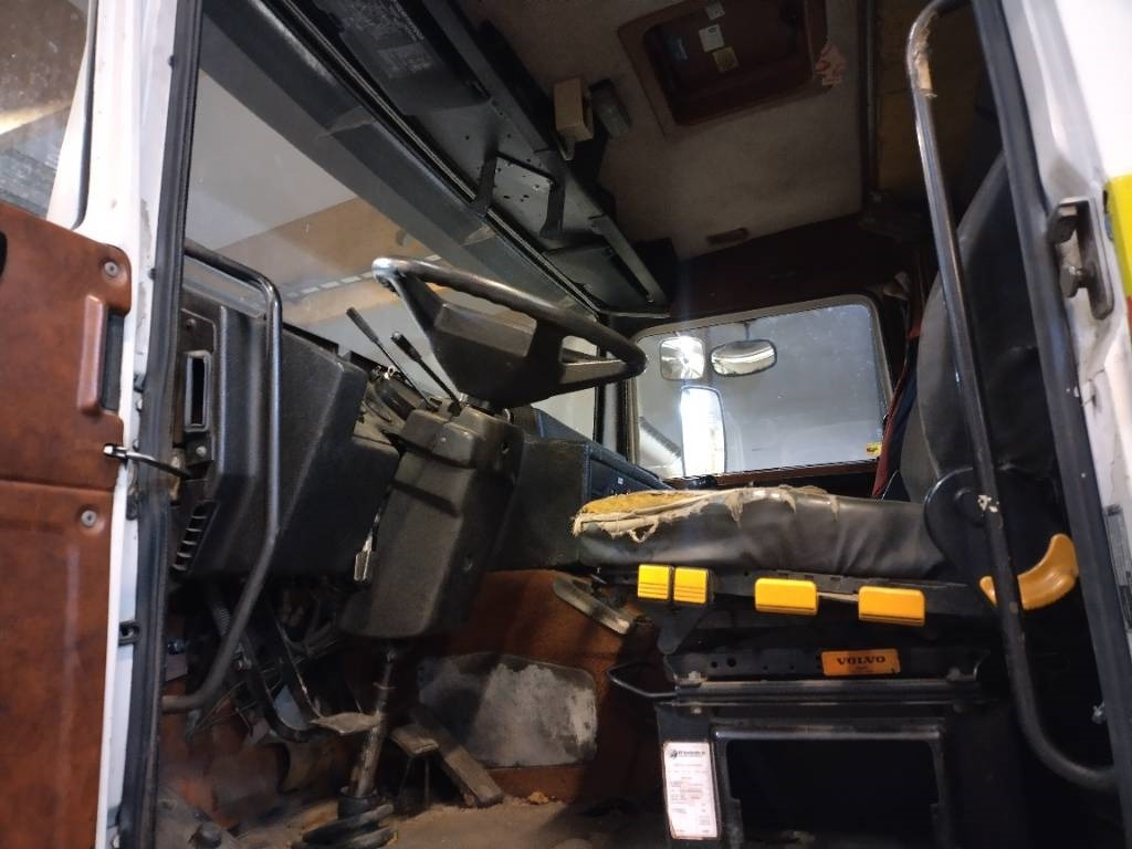 Volvo F12 6x2 ketjulaitteilla, Museointiin  lízing Volvo F12 6x2 ketjulaitteilla, Museointiin: 9 kép.