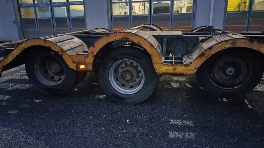 Volvo F16 8x2 metsäkone ritilä, rautajouset,hydr.perä - Rönkszállító teherautó: 3 kép. Volvo F16 8x2 metsäkone ritilä, rautajouset,hydr.perä - Rönkszállító teherautó: 3 kép.