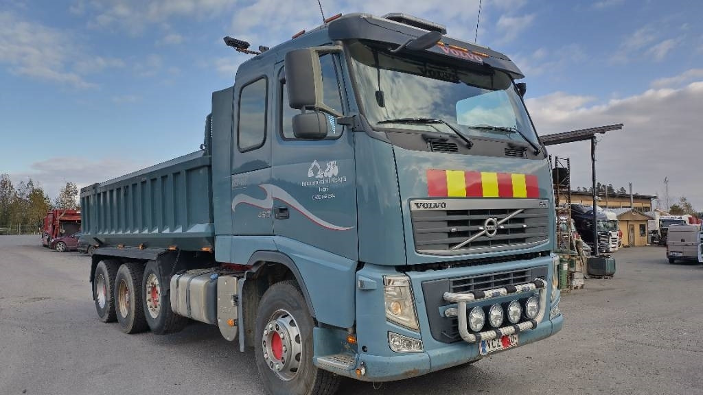 Volvo FH13 8x4 autom.kasettilava - Billenőplatós teherautó: 2 kép. Volvo FH13 8x4 autom.kasettilava - Billenőplatós teherautó: 2 kép.