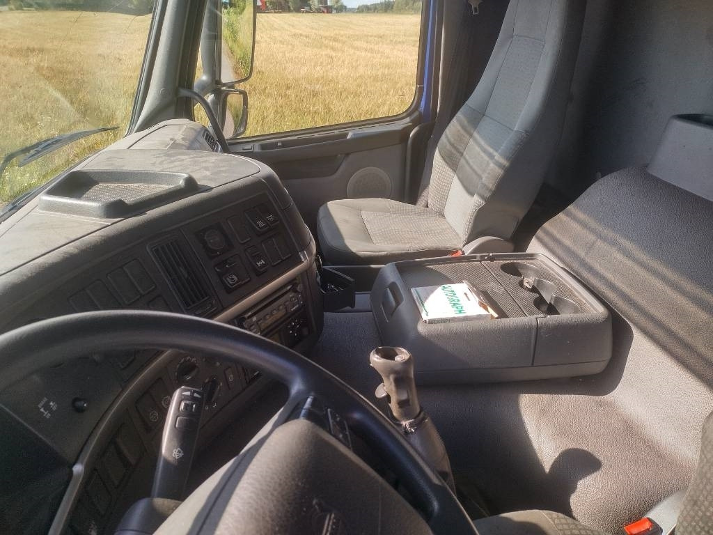 Dobozos felépítményű teherautó Volvo FM9 4x2 8,40m pitkä kylkiaukeava kori: 9 kép.