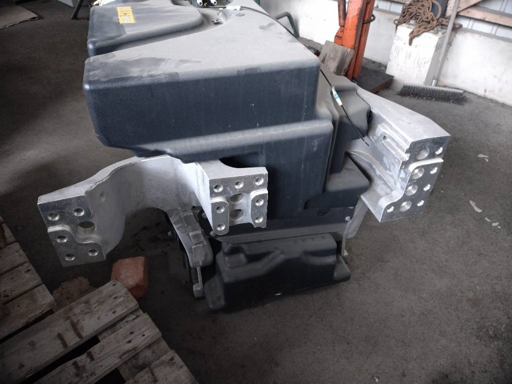 Volvo Polttoaine tankki 2+2 - Keret/ Alváz - Teherautó: 4 kép. Volvo Polttoaine tankki 2+2 - Keret/ Alváz - Teherautó: 4 kép.