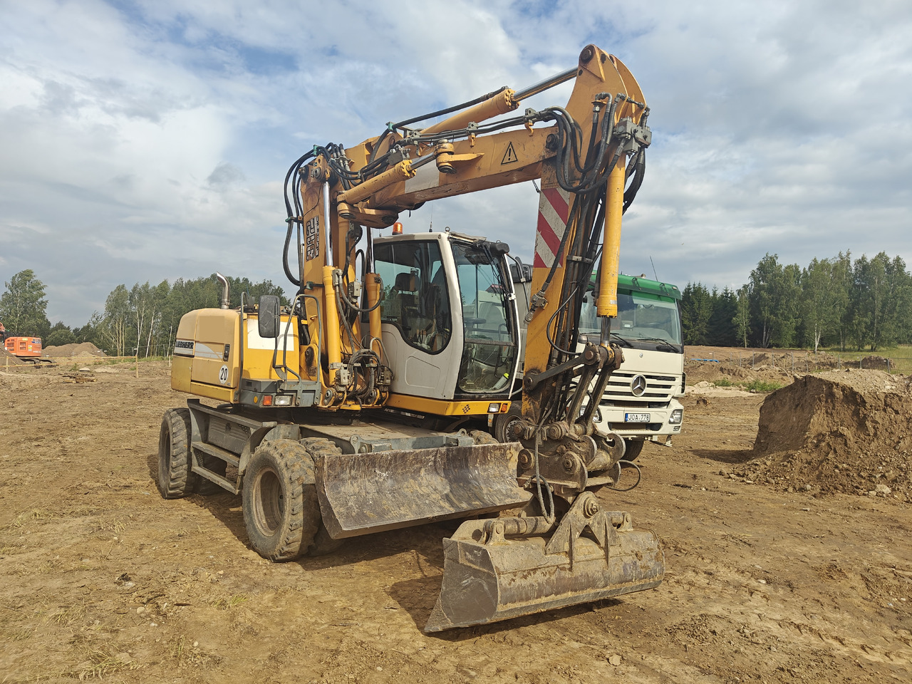 LIEBHERR A312 - Gumikerekes kotró: 1 kép. LIEBHERR A312 - Gumikerekes kotró: 1 kép.