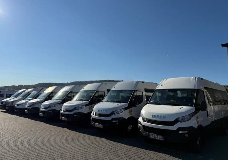 Iveco DAILY / CRAFTER / SPRINTER / WING / 23 MIEJSCA - Minibusz, Kisbusz: 1 kép. Iveco DAILY / CRAFTER / SPRINTER / WING / 23 MIEJSCA - Minibusz, Kisbusz: 1 kép.