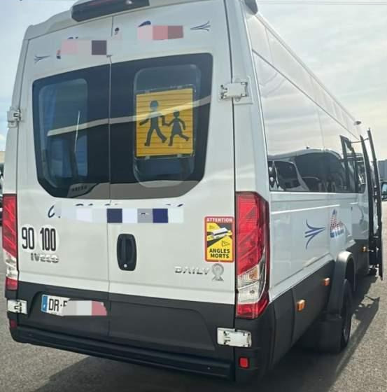 Iveco DAILY/ SPROWADZONE / 2X KLIMA / TV / 108 000 KM - Minibusz, Kisbusz: 2 kép. Iveco DAILY/ SPROWADZONE / 2X KLIMA / TV / 108 000 KM - Minibusz, Kisbusz: 2 kép.