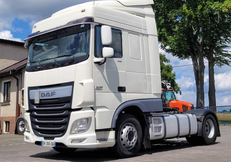 DAF XF510 SPACE CAB / SPROWADZONY / MANUAL / RETARDER - Nyergesvontató: 1 kép. DAF XF510 SPACE CAB / SPROWADZONY / MANUAL / RETARDER - Nyergesvontató: 1 kép.