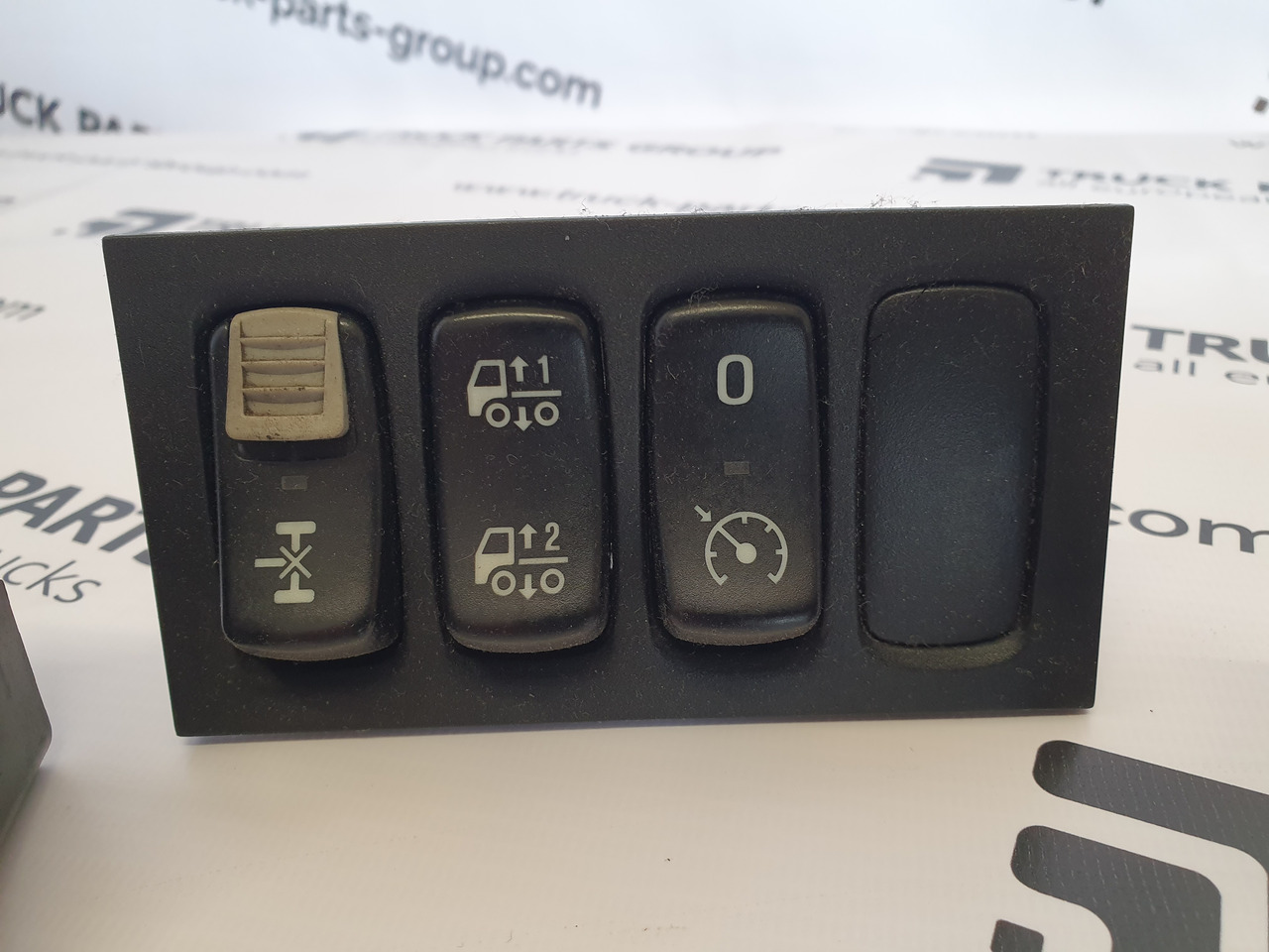 SCANIA SCANIA EURO3 P, G, R, T series headlights switch, dashboard, control panel 1540672, 1900316, 2252075, 2426881, 2001451, 2252076, 1900317, 2426882, 2001452; switch, front fog light, daytime running lig - Fülke és belső tér - Teherautó: 3 kép. SCANIA SCANIA EURO3 P, G, R, T series headlights switch, dashboard, control panel 1540672, 1900316, 2252075, 2426881, 2001451, 2252076, 1900317, 2426882, 2001452; switch, front fog light, daytime running lig - Fülke és belső tér - Teherautó: 3 kép.