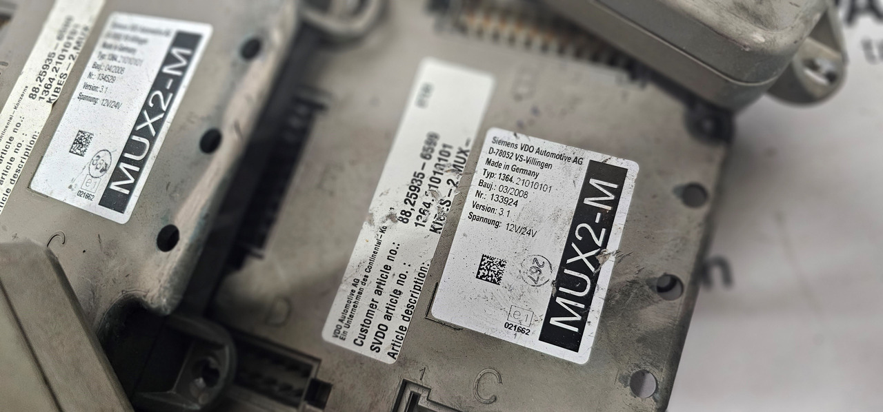 SCANIA SCANIA T, P, G, R, L, S, MUX2-M control unit, MUX2 - M, Ecu Scania F K N-Series Coach Trucks, SOLARIS, NOS Continental Automotive Multiplex Node MUX2-B D-78052, Multiplex MUX2-M VDO Siemens Truck Coac - ECU - Teherautó: 2 kép. SCANIA SCANIA T, P, G, R, L, S, MUX2-M control unit, MUX2 - M, Ecu Scania F K N-Series Coach Trucks, SOLARIS, NOS Continental Automotive Multiplex Node MUX2-B D-78052, Multiplex MUX2-M VDO Siemens Truck Coac - ECU - Teherautó: 2 kép.
