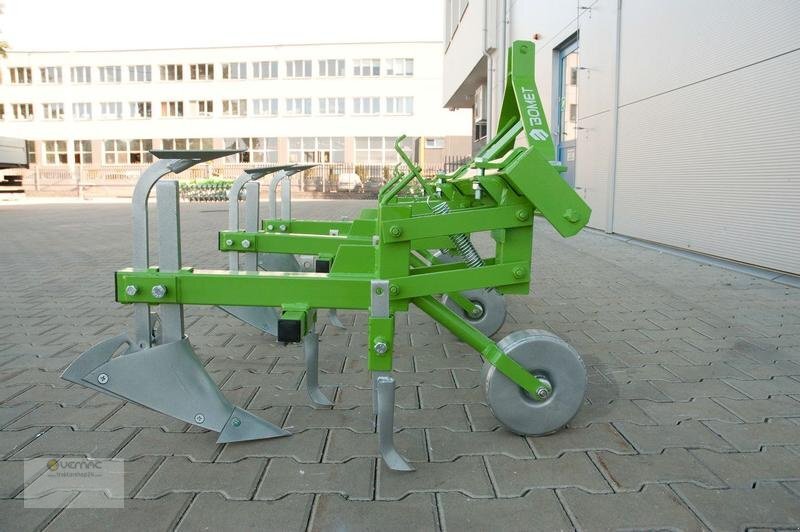 BOMET Kartoffelhäufler Jäthacke-Häufler Bomet P475 inkl. Striegel - Burgonyagép: 4 kép. BOMET Kartoffelhäufler Jäthacke-Häufler Bomet P475 inkl. Striegel - Burgonyagép: 4 kép.
