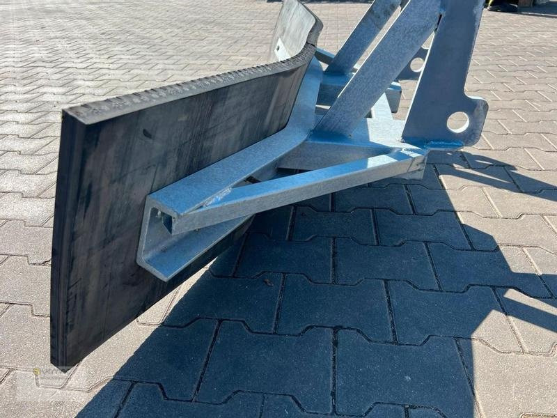 Vemac Gummischieber 260 Schäffer Futterschieber, Gülleschieber, Schneeschild - Tolólap - Mezőgazdasági gépek: 5 kép. Vemac Gummischieber 260 Schäffer Futterschieber, Gülleschieber, Schneeschild - Tolólap - Mezőgazdasági gépek: 5 kép.