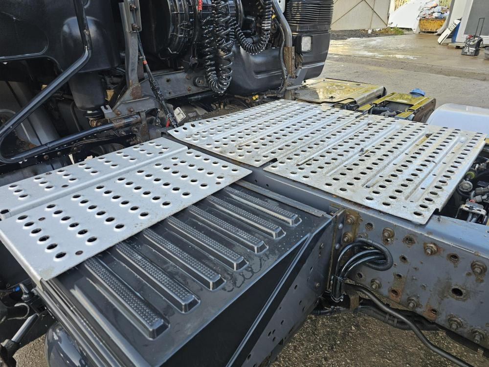 Renault Premium 430 4x2 - Nyergesvontató: 4 kép. Renault Premium 430 4x2 - Nyergesvontató: 4 kép.