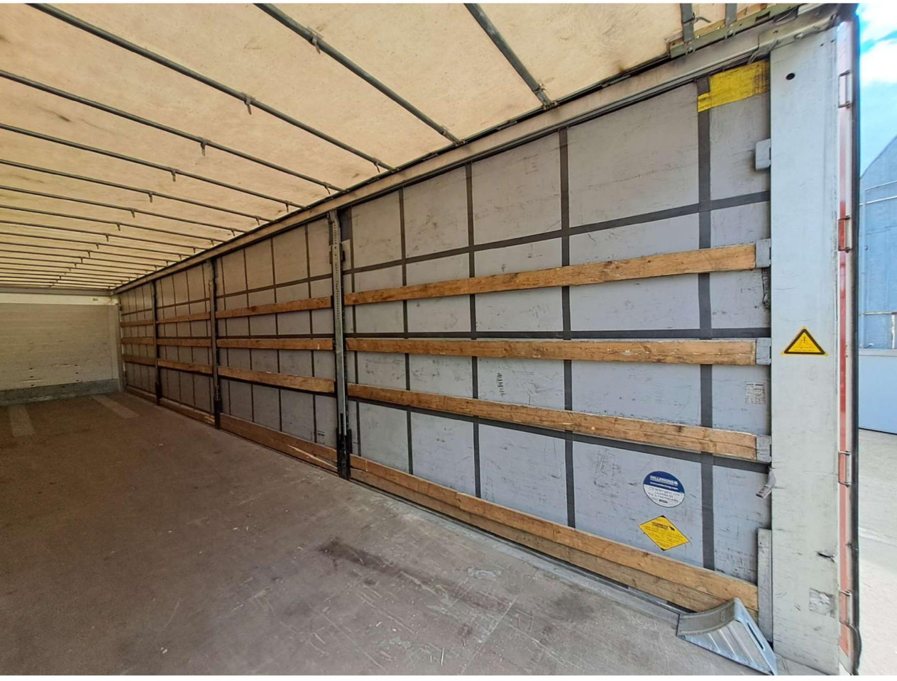 2018/2019 Schmitz Cargobull SCS24/L - Ponyvás félpótkocsi: 5 kép. 2018/2019 Schmitz Cargobull SCS24/L - Ponyvás félpótkocsi: 5 kép.