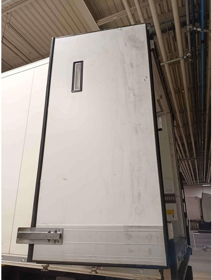 2019/2020 Schmitz Cargobull SKO FP 60 ThermoKing SLXi 300 - Félpótkocsi hűtős: 3 kép. 2019/2020 Schmitz Cargobull SKO FP 60 ThermoKing SLXi 300 - Félpótkocsi hűtős: 3 kép.