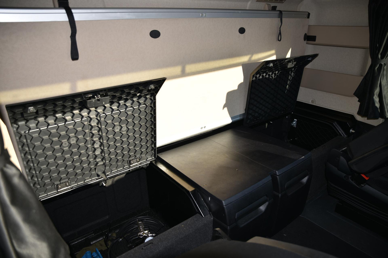 2023 Mercedes-Benz Actros 5 1845 BigSpace - Nyergesvontató: 5 kép. 2023 Mercedes-Benz Actros 5 1845 BigSpace - Nyergesvontató: 5 kép.