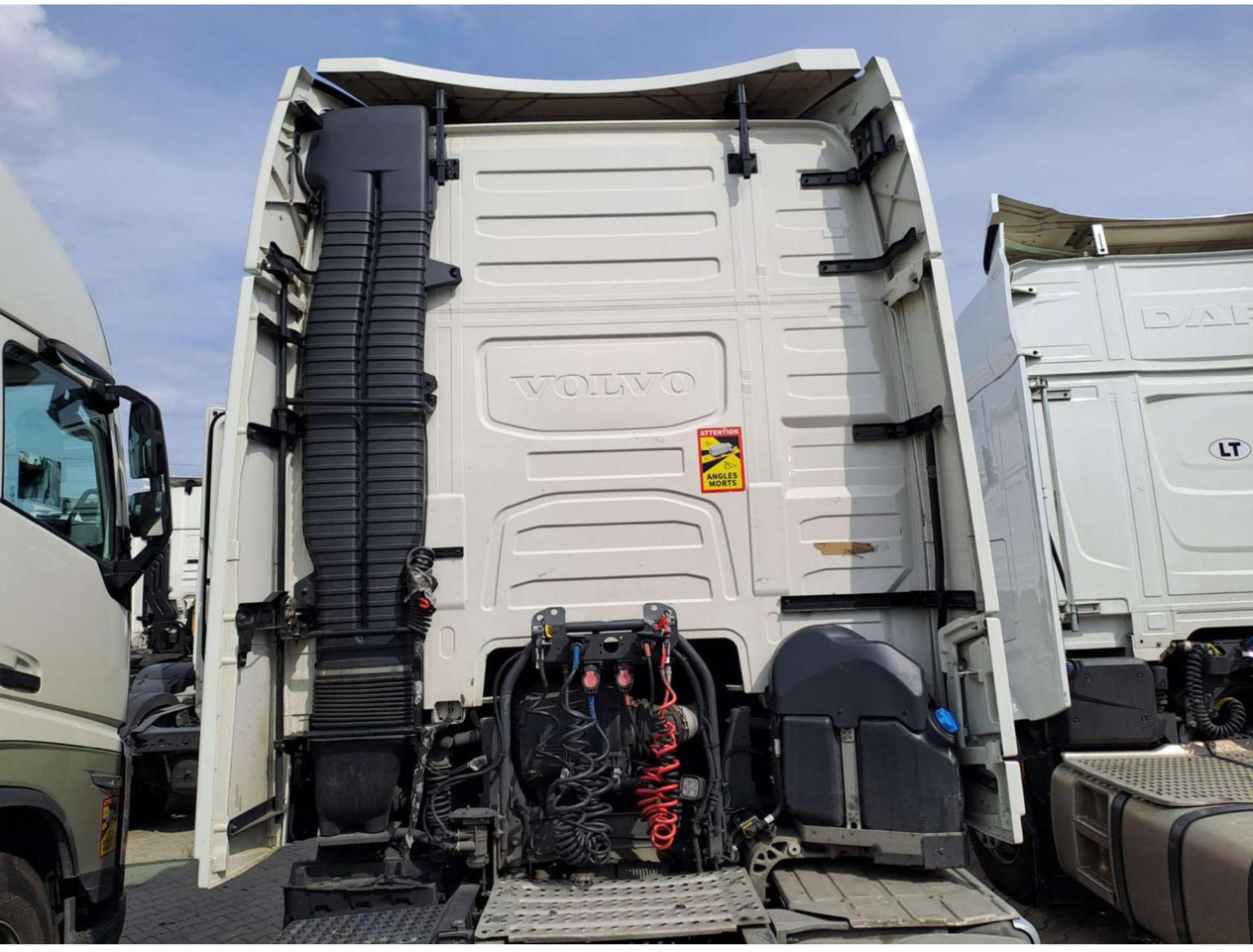 2023 Volvo FH 460 Globetrotter XL Varios i-Save - Nyergesvontató: 4 kép. 2023 Volvo FH 460 Globetrotter XL Varios i-Save - Nyergesvontató: 4 kép.